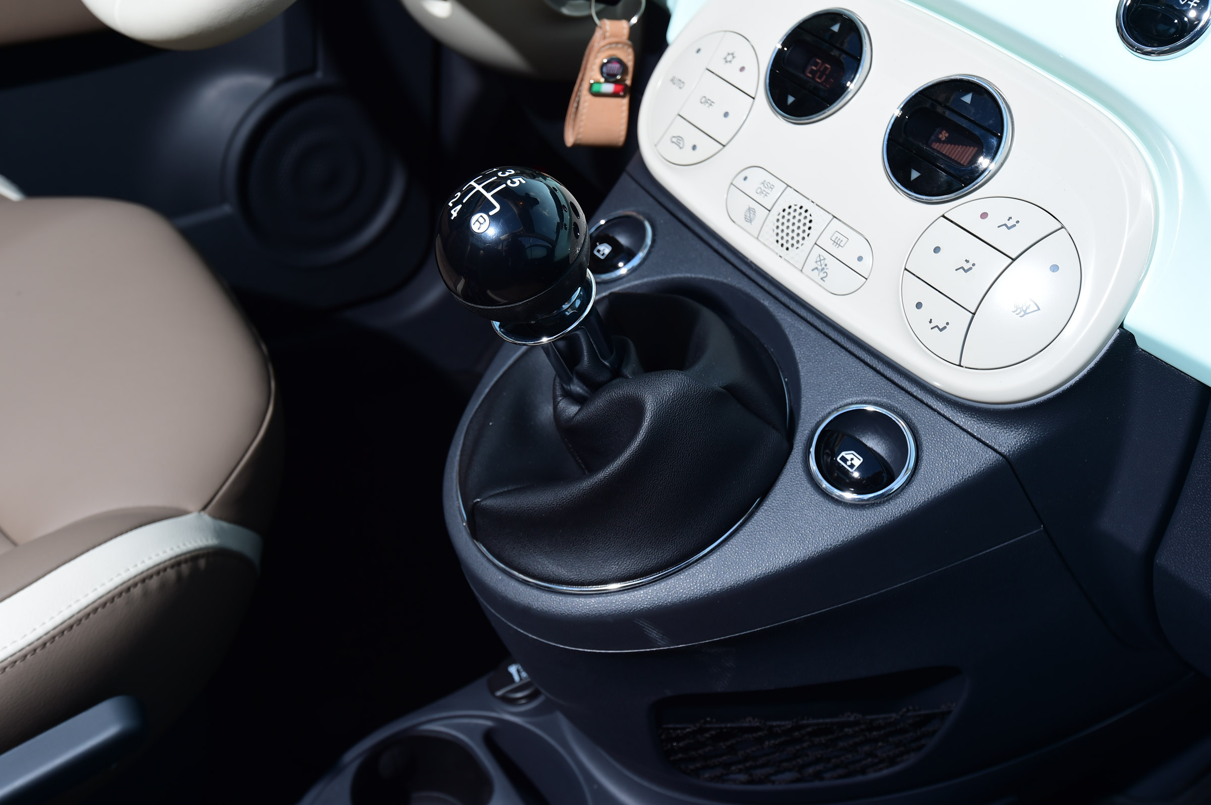 Fiat 500C 2015 gearstick