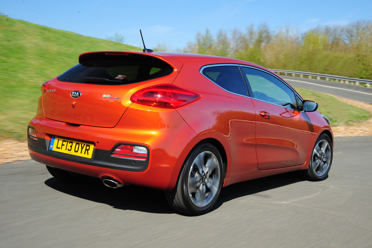 Kia Pro_cee’d 1.6 CRDi rear cornering