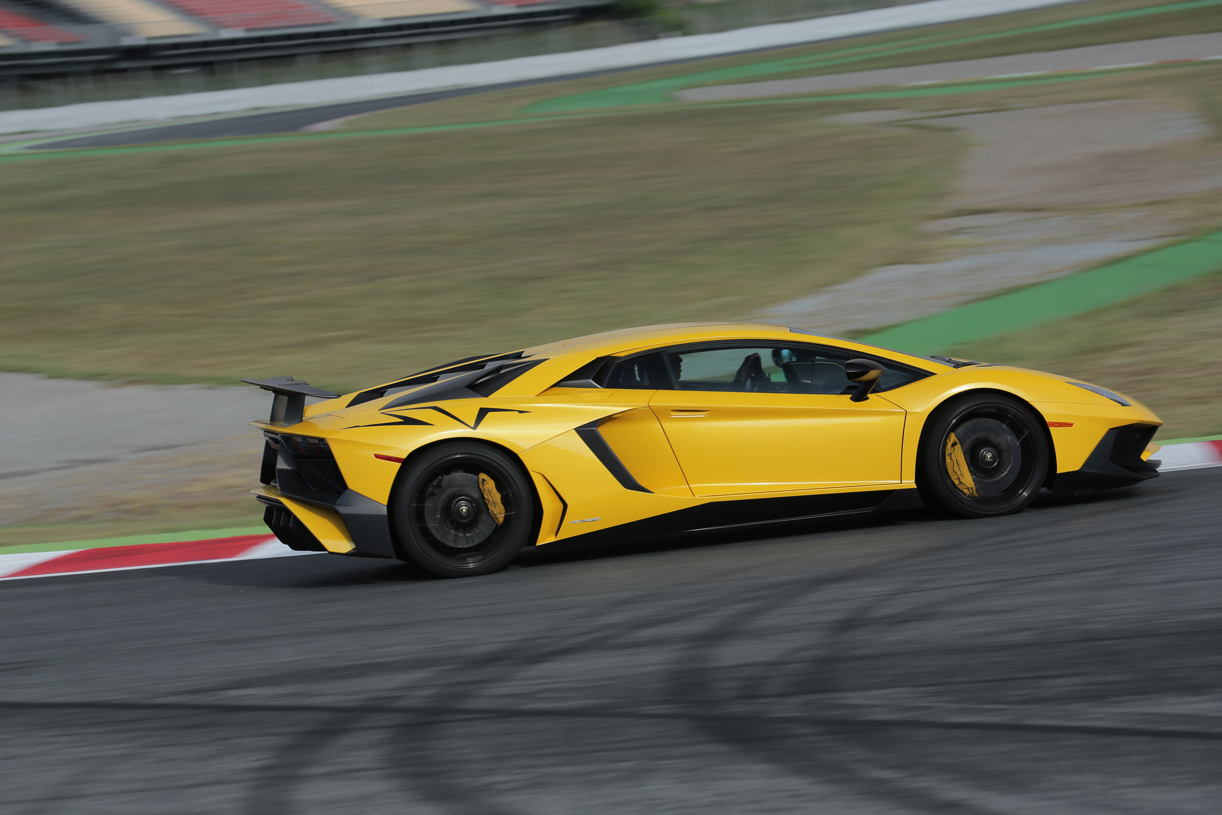 Lamborghini Aventador SV 2015 - side
