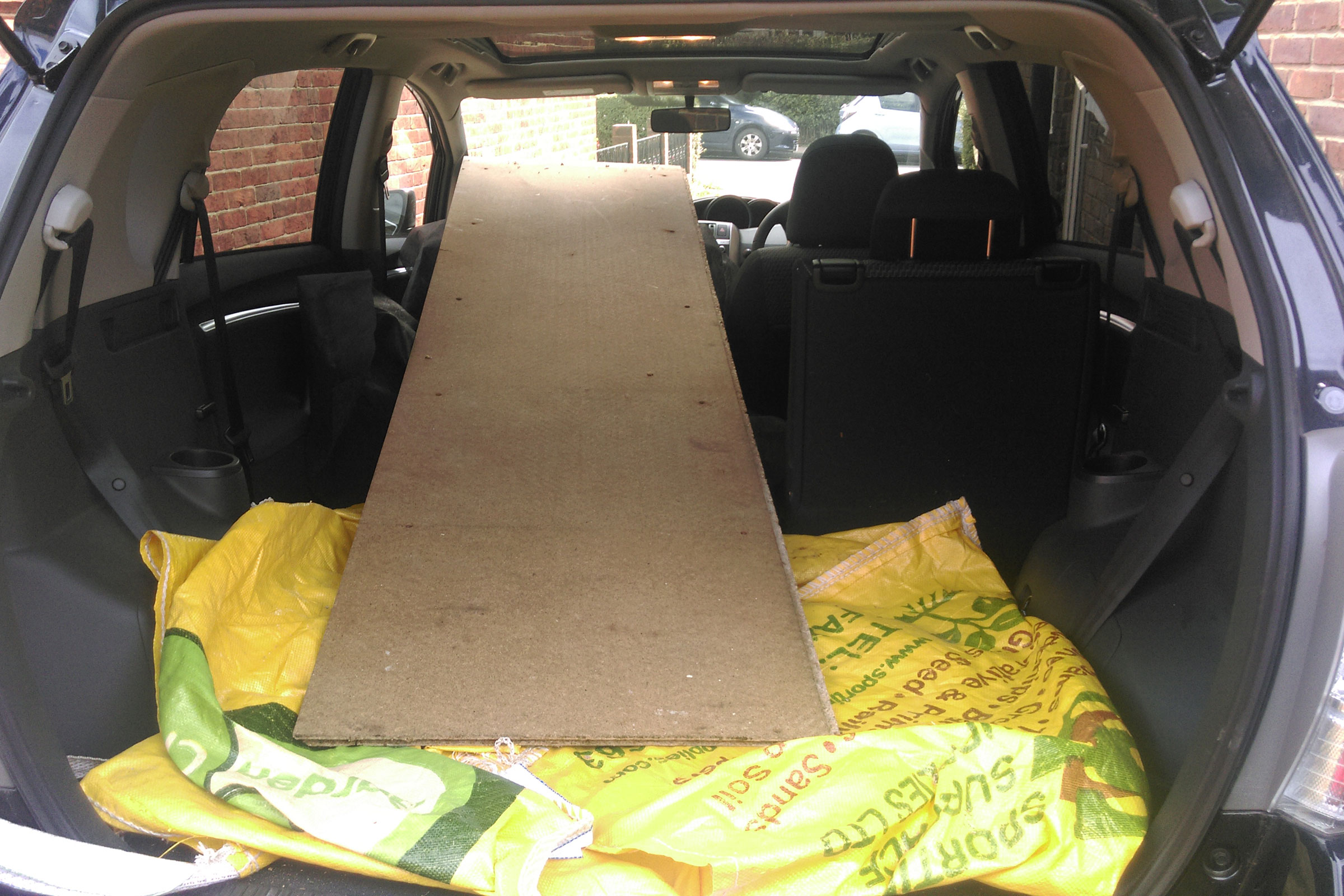 Toyota Verso LT - wood in boot