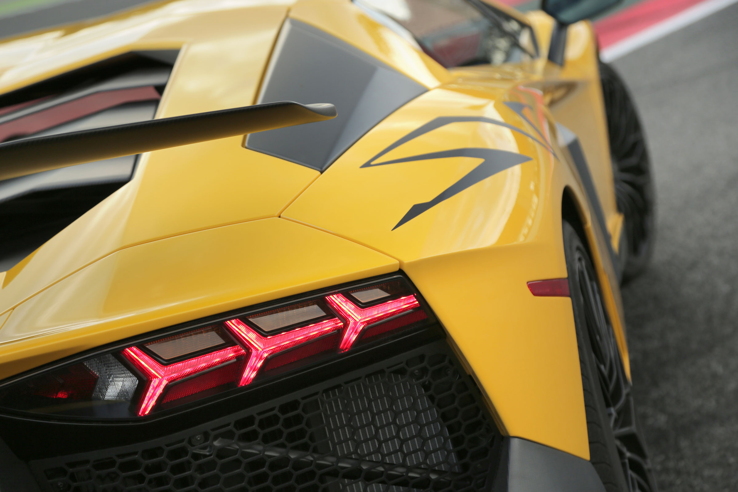 Lamborghini Aventador SV 2015 - rear lights