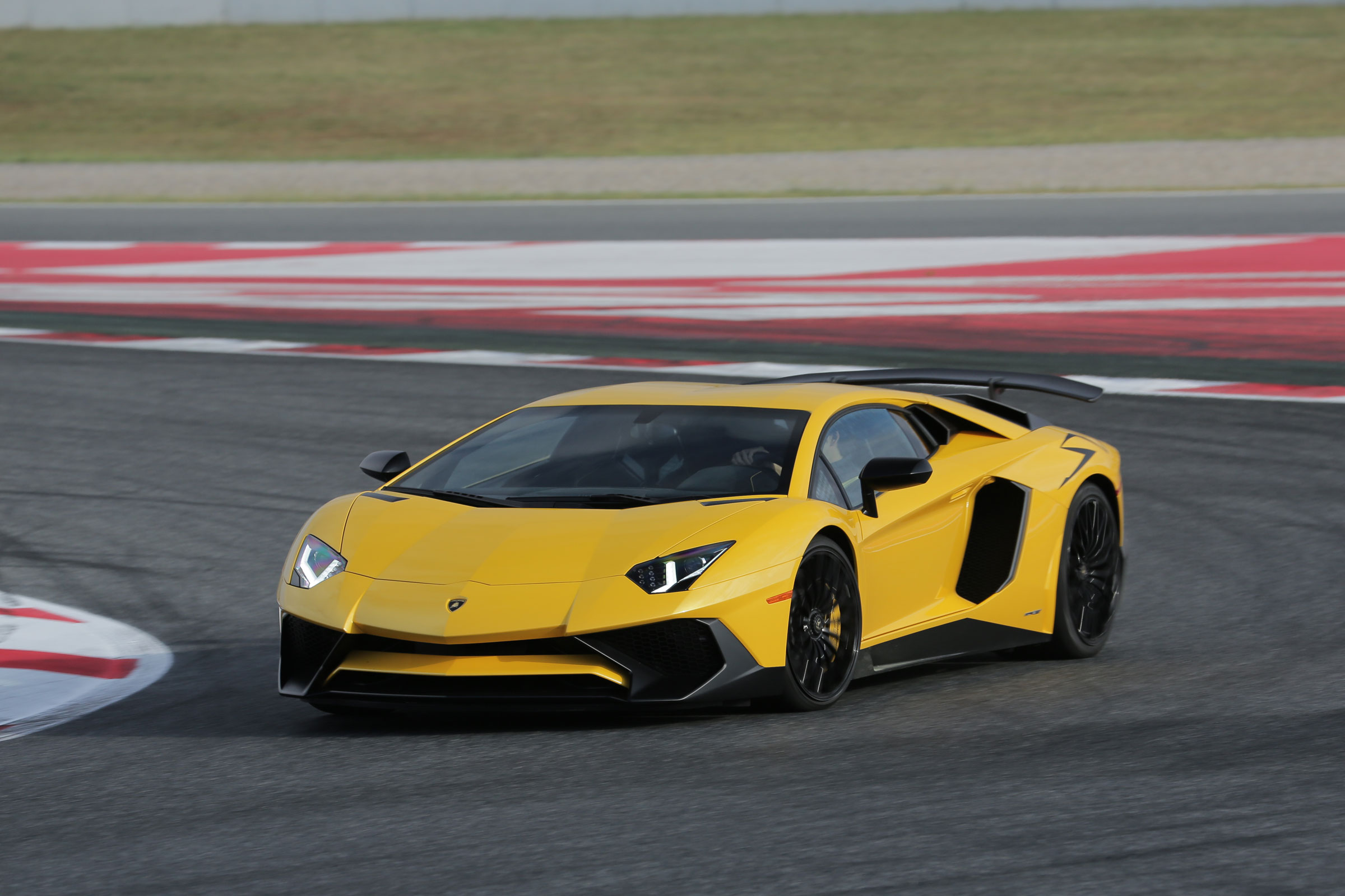 Lamborghini Aventador SV 2015 - cornering