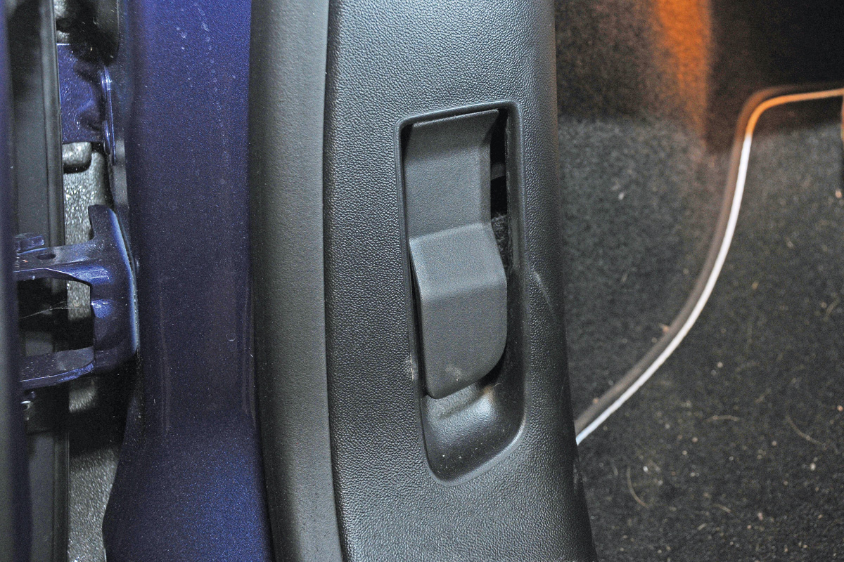 Peugeot 208 bonnet release detail