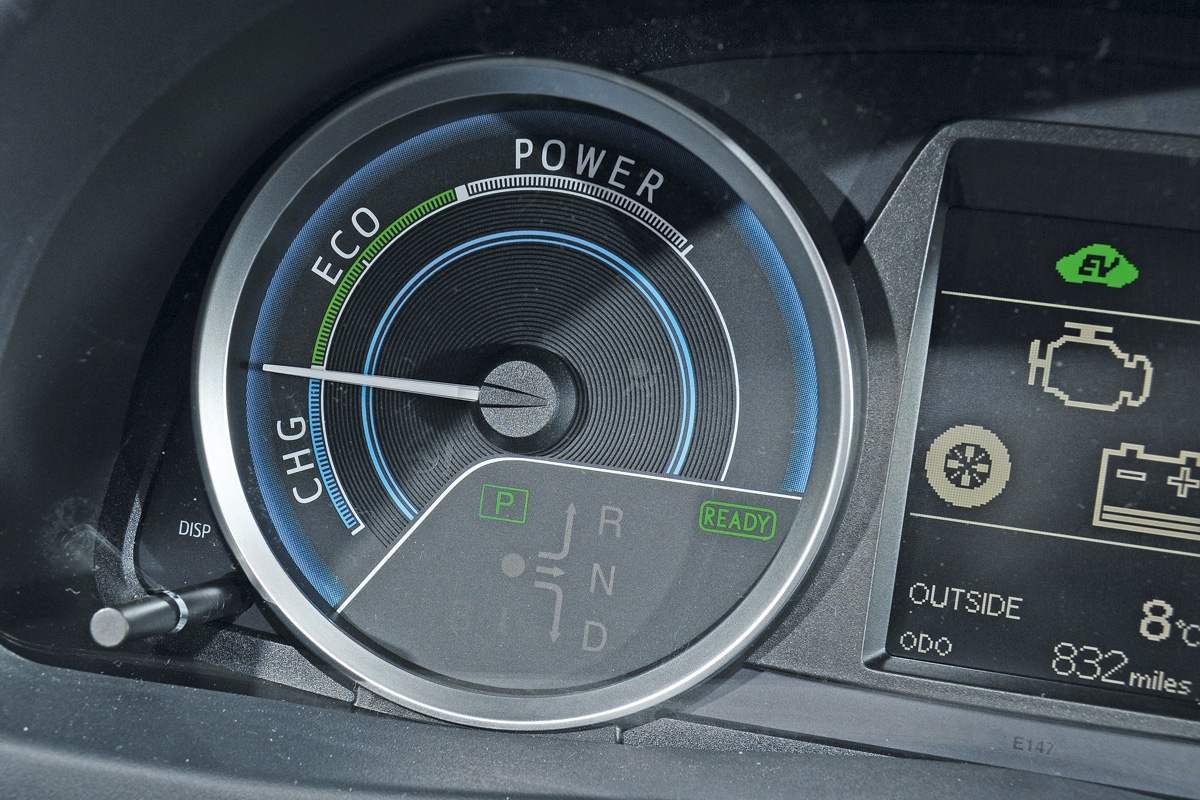 Toyota Auris Hybrid dial detail