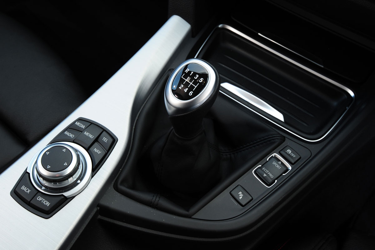 BMW 320i xDrive interior detail