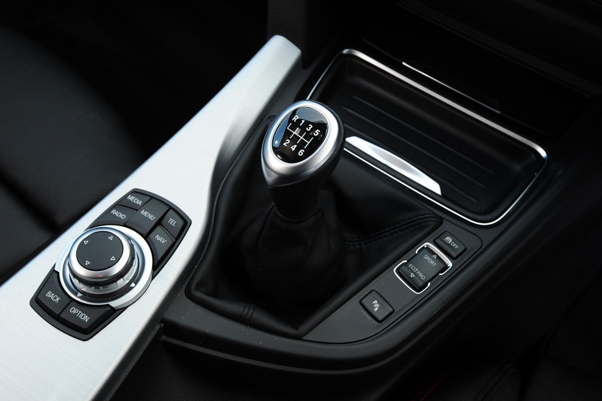 BMW 320i xDrive interior detail