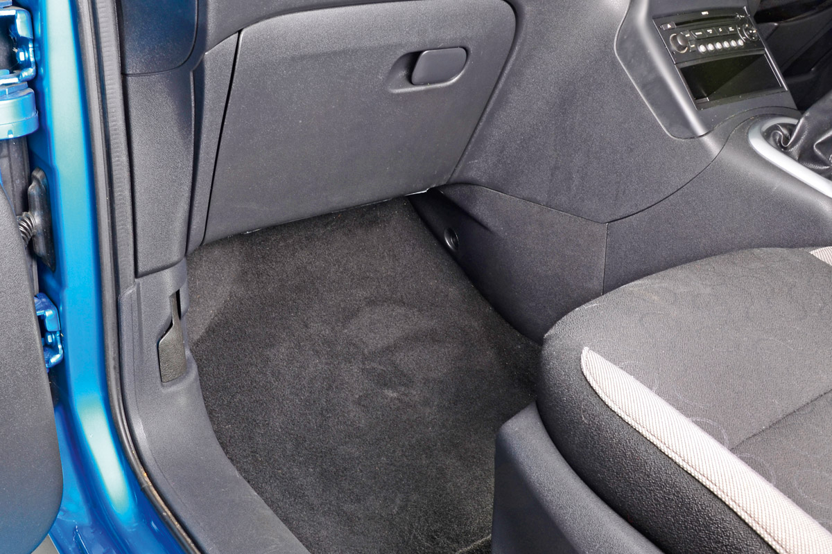 Citroen C3 Picasso worn cabin