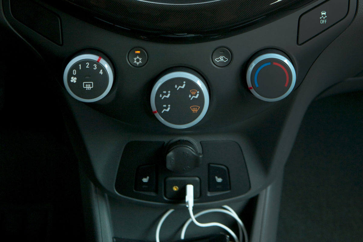 Chevrolet Spark heater control detail