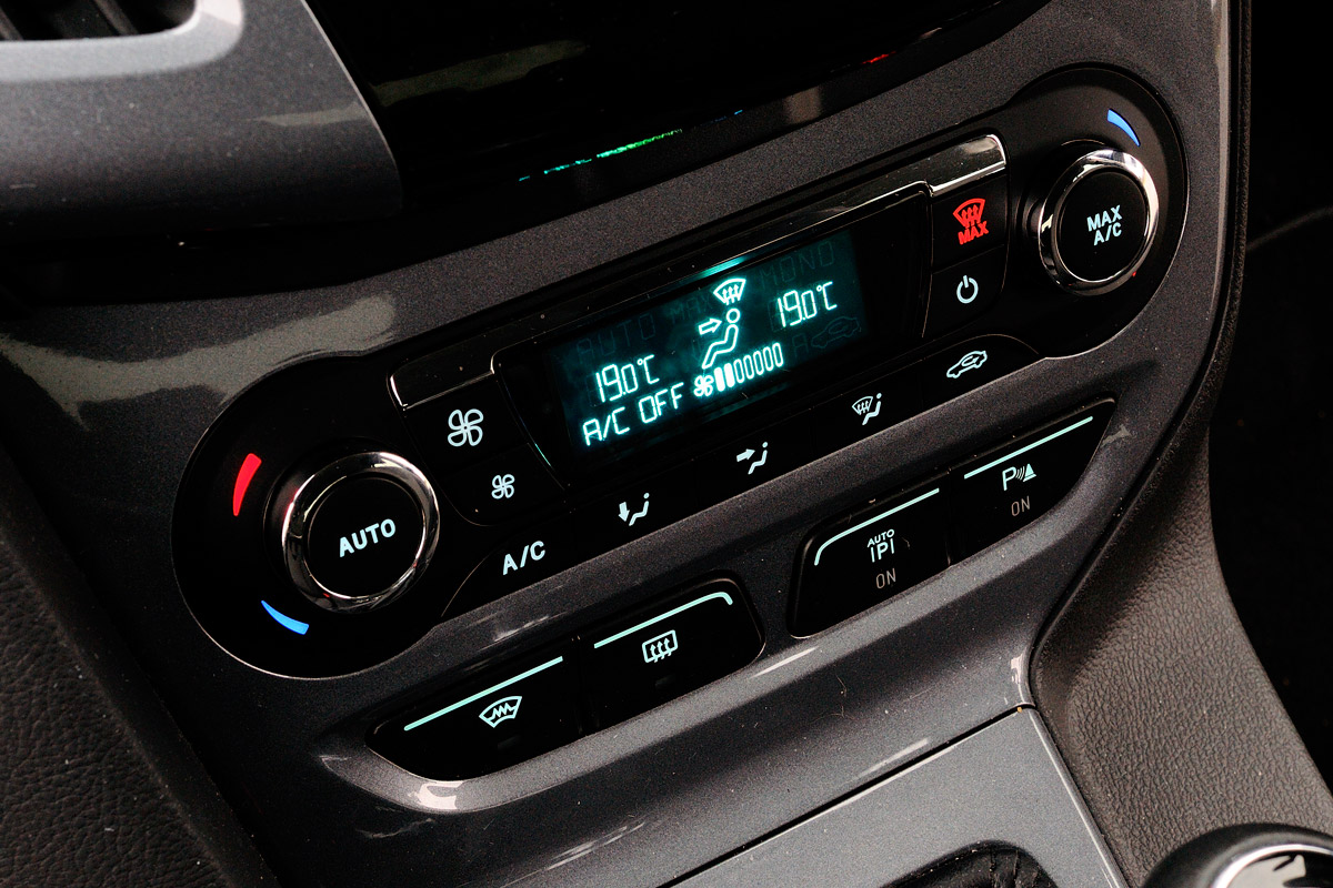 Ford Focus 2.0 TDCi Titanium interior detail