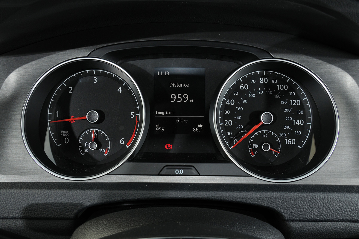 Volkswagen Golf 1.6 TDI SE dials