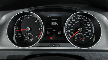 Volkswagen Golf 1.6 TDI SE dials