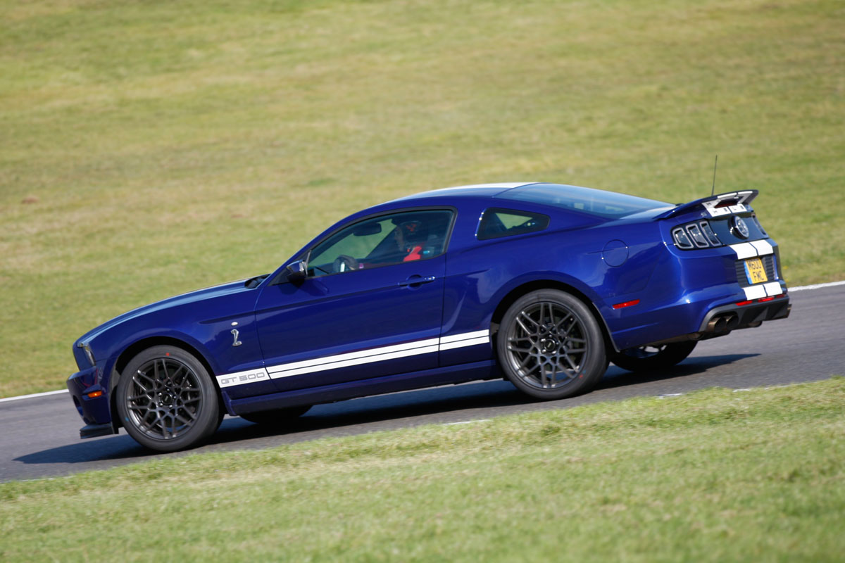 Ford Mustang Shelby GT500 panning