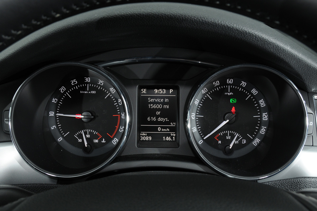 Skoda Superb 2.0 TDI SE Plus dials
