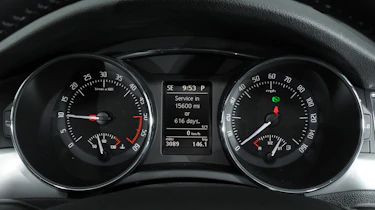 Skoda Superb 2.0 TDI SE Plus dials