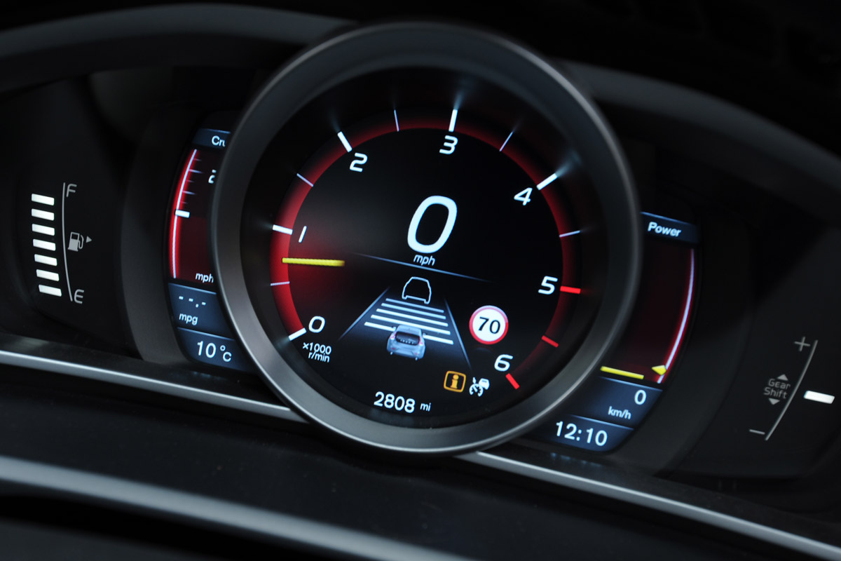 Volvo V40 D3 dials