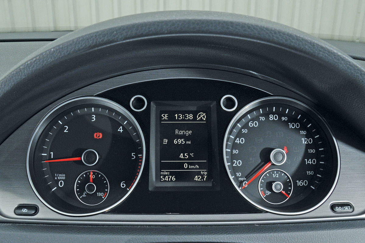 Volkswagen Passat 2.0 TDI Sport dials