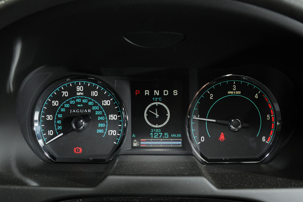 Jaguar XF Sportbrake dials