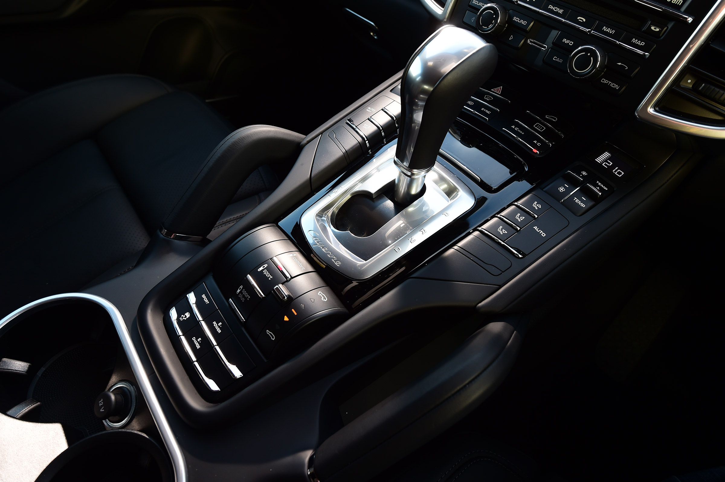 Porsche Cayenne Turbo - front tracking