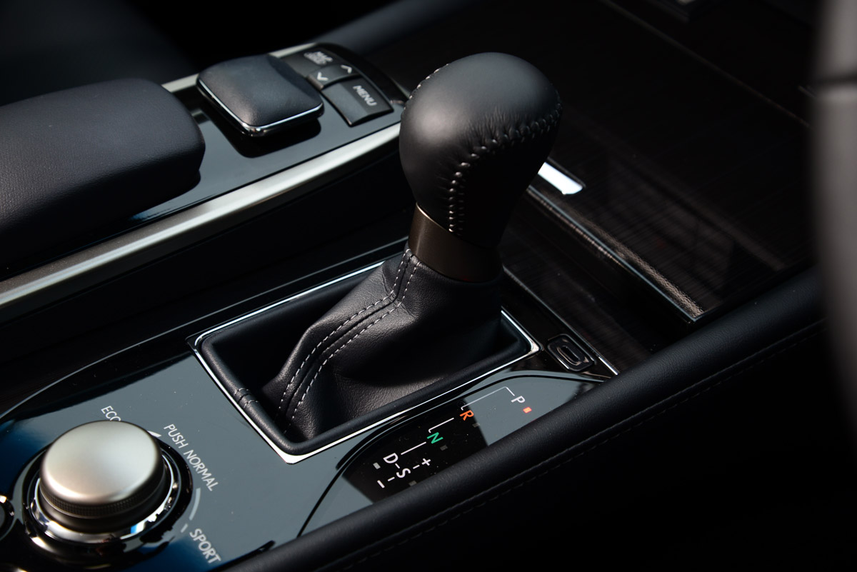 Lexus GS 300h Luxury gearstick