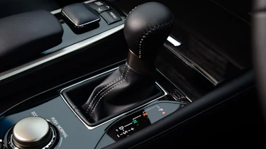 Lexus GS 300h Luxury gearstick