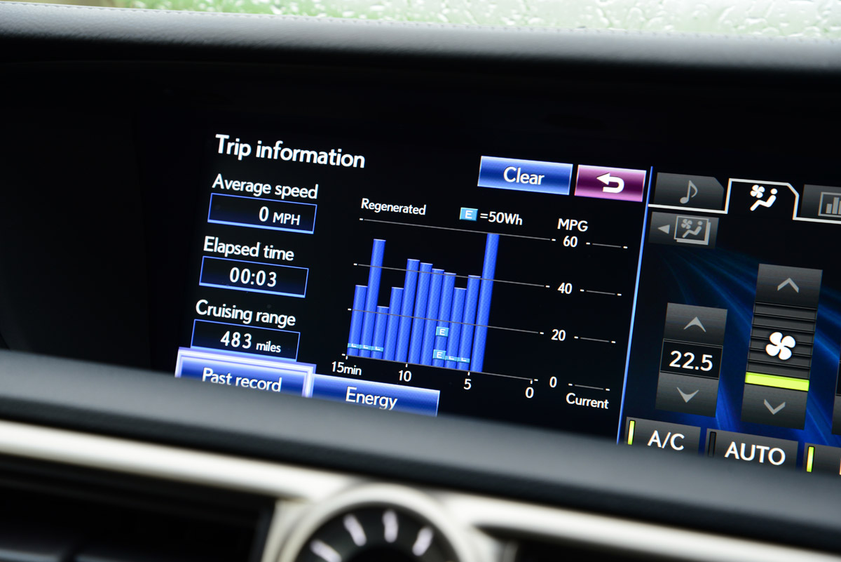 Lexus GS 300h Luxury display