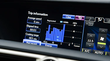 Lexus GS 300h Luxury display