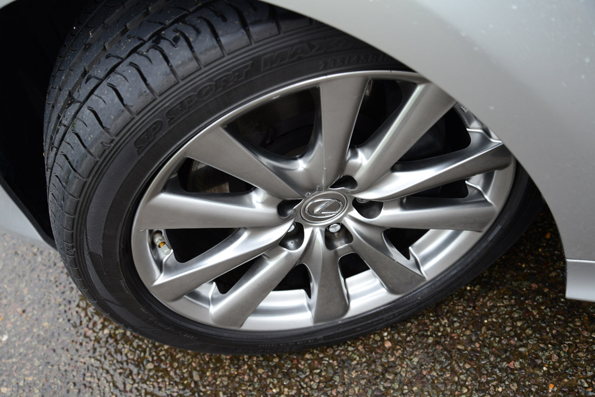 Lexus GS 300h Luxury wheel