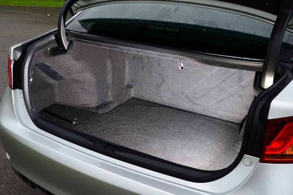 Lexus GS 300h Luxury boot