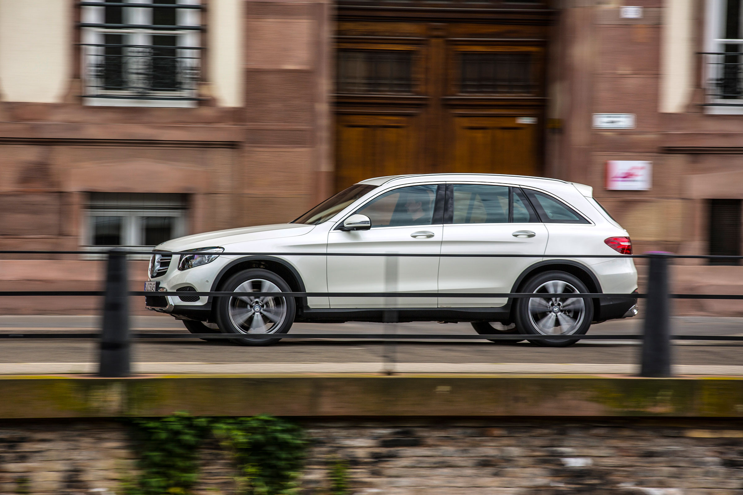 Mercedes GLC 350e - side