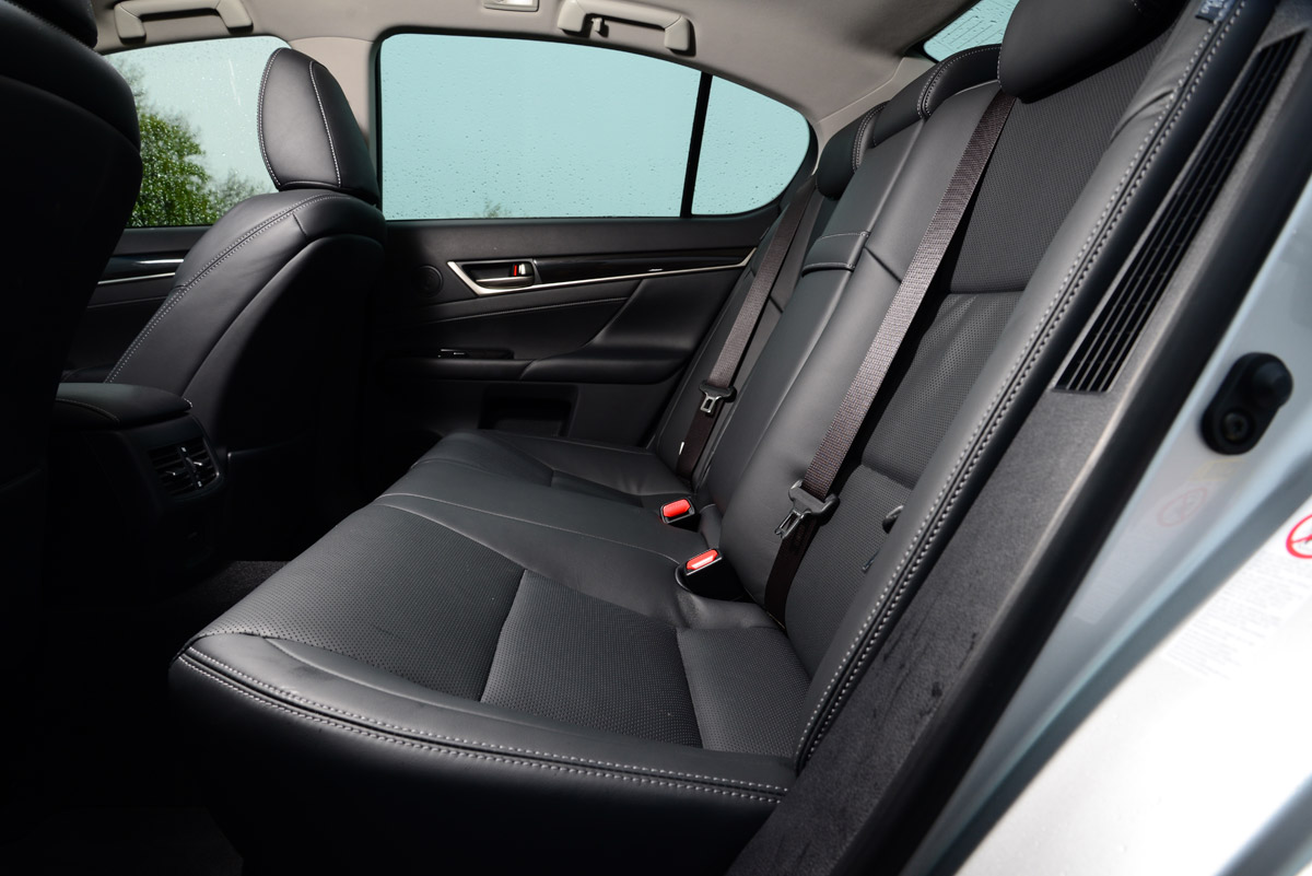 Lexus GS 300h Luxury rear seats