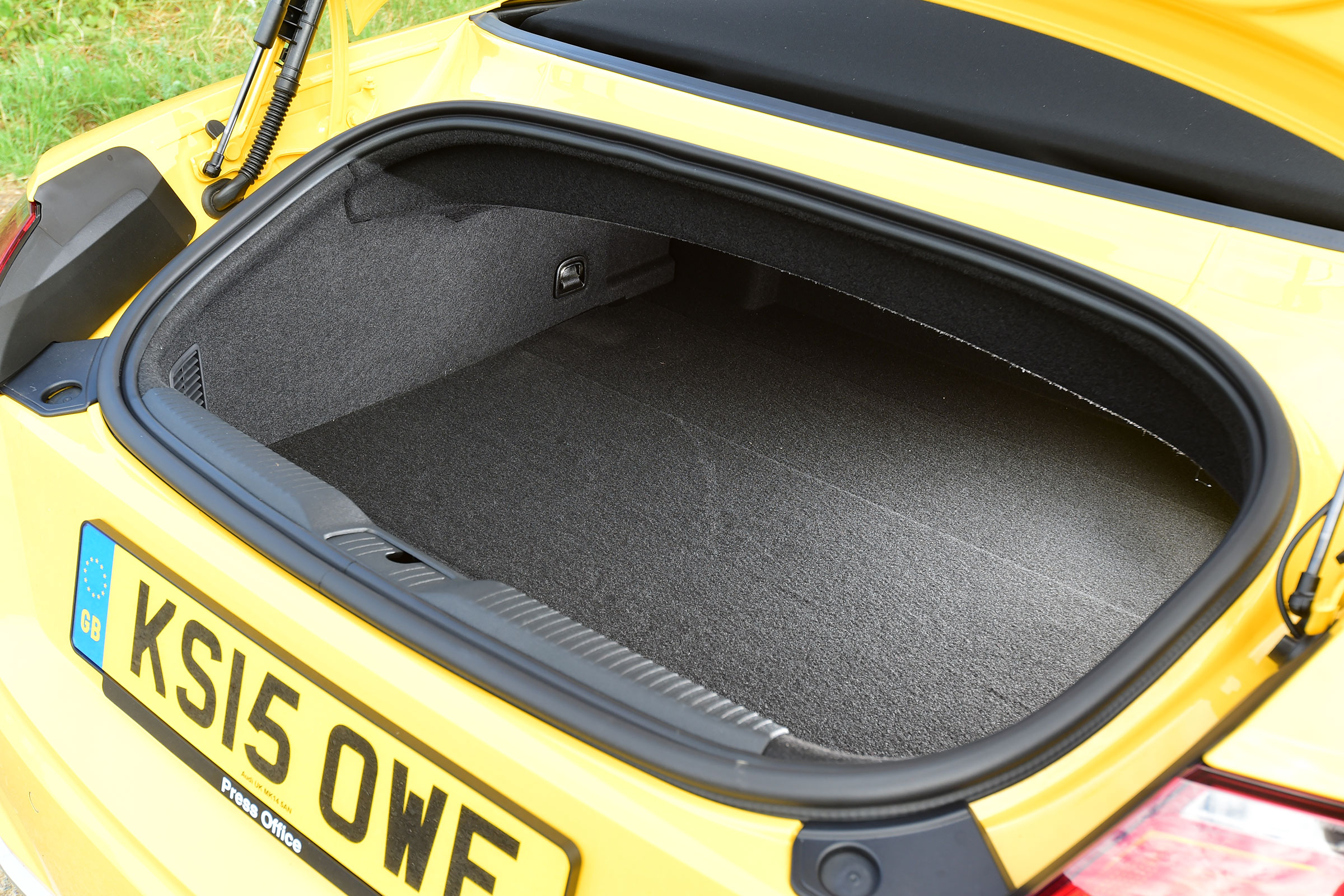 Audi TTS Roadster - boot