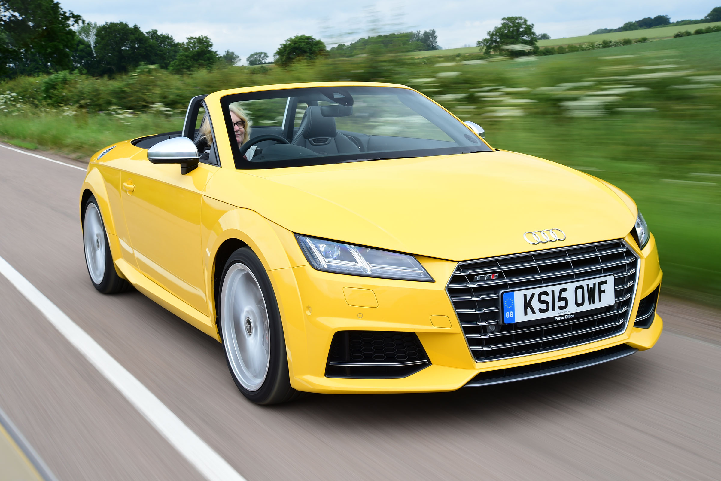 Audi TTS Roadster - front tracking