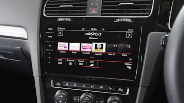 Volvo XC90 vs Land Rover Discovery