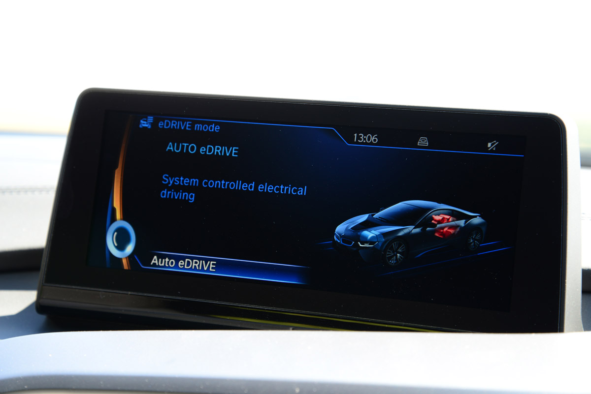 BMW i8 UK screen