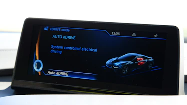 BMW i8 UK screen