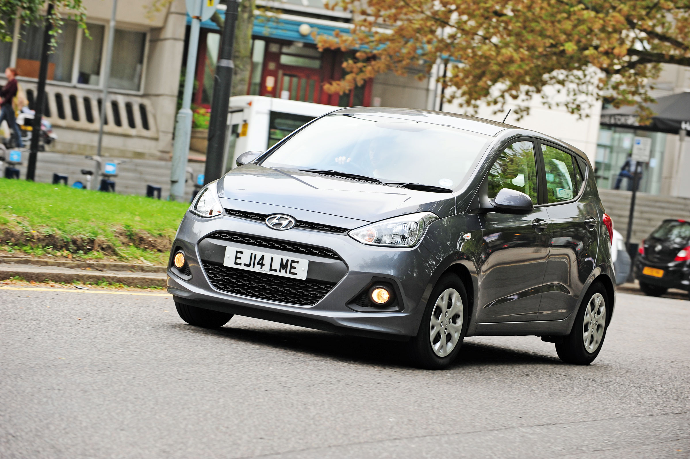 Hyundai i10 front cornering