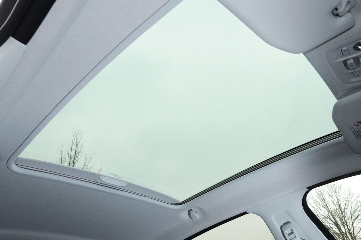 Peugeot 208 panoramic sunroof detail