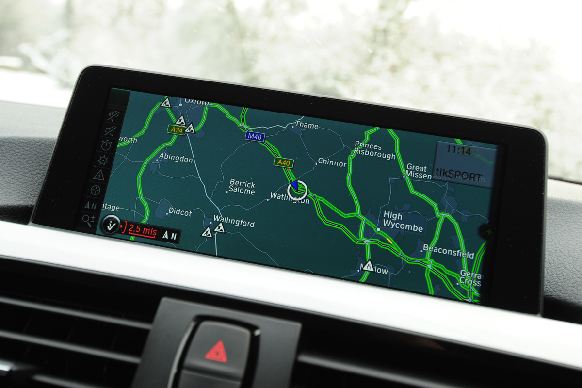 BMW 320i xDrive screen detail