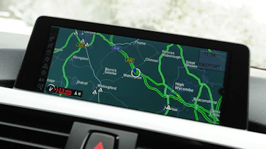 BMW 320i xDrive screen detail
