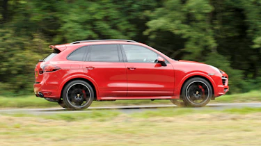 Porsche Cayenne GTS panning