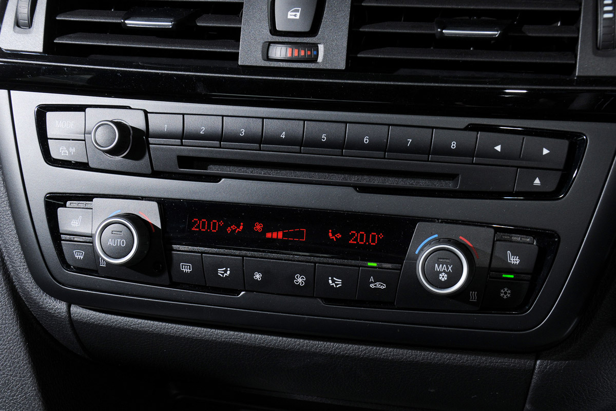 BMW 320d ED climate control detail