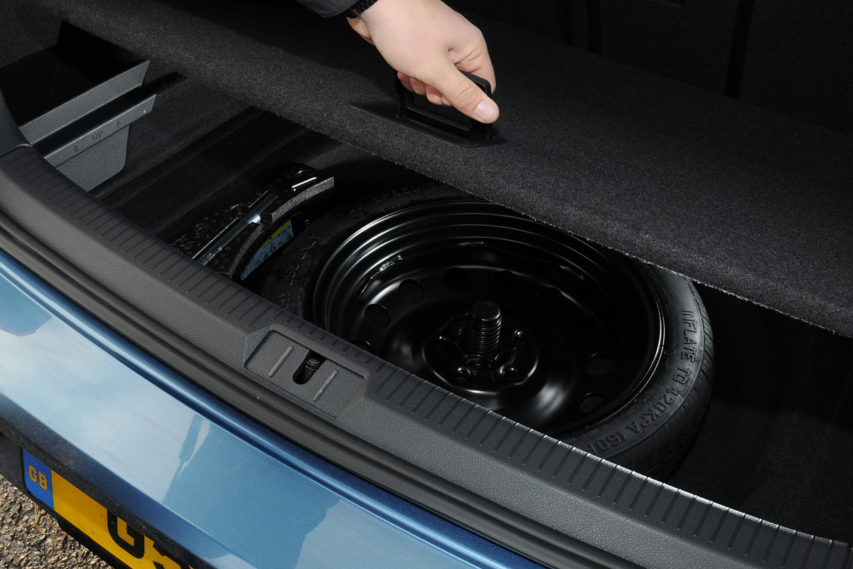 Volkswagen Golf 1.6 TDI SE boot detail