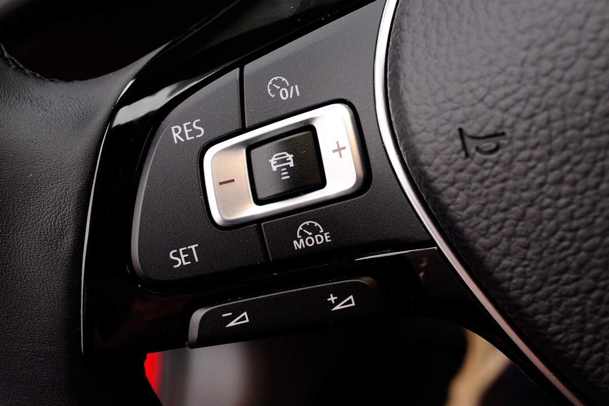 Volkswagen Golf Mk7 steering wheel controls