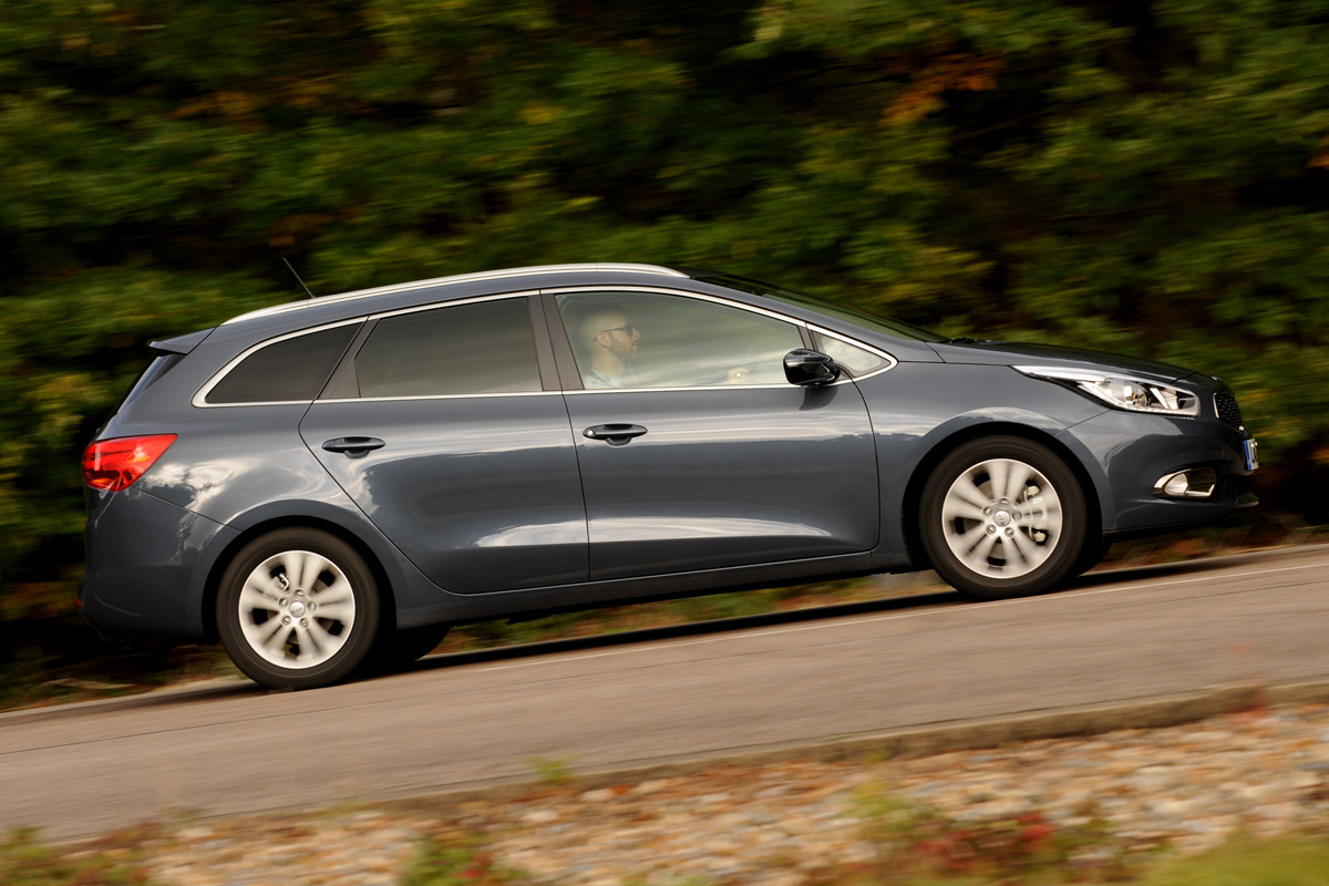 Kia Cee'd Sportswagon panning
