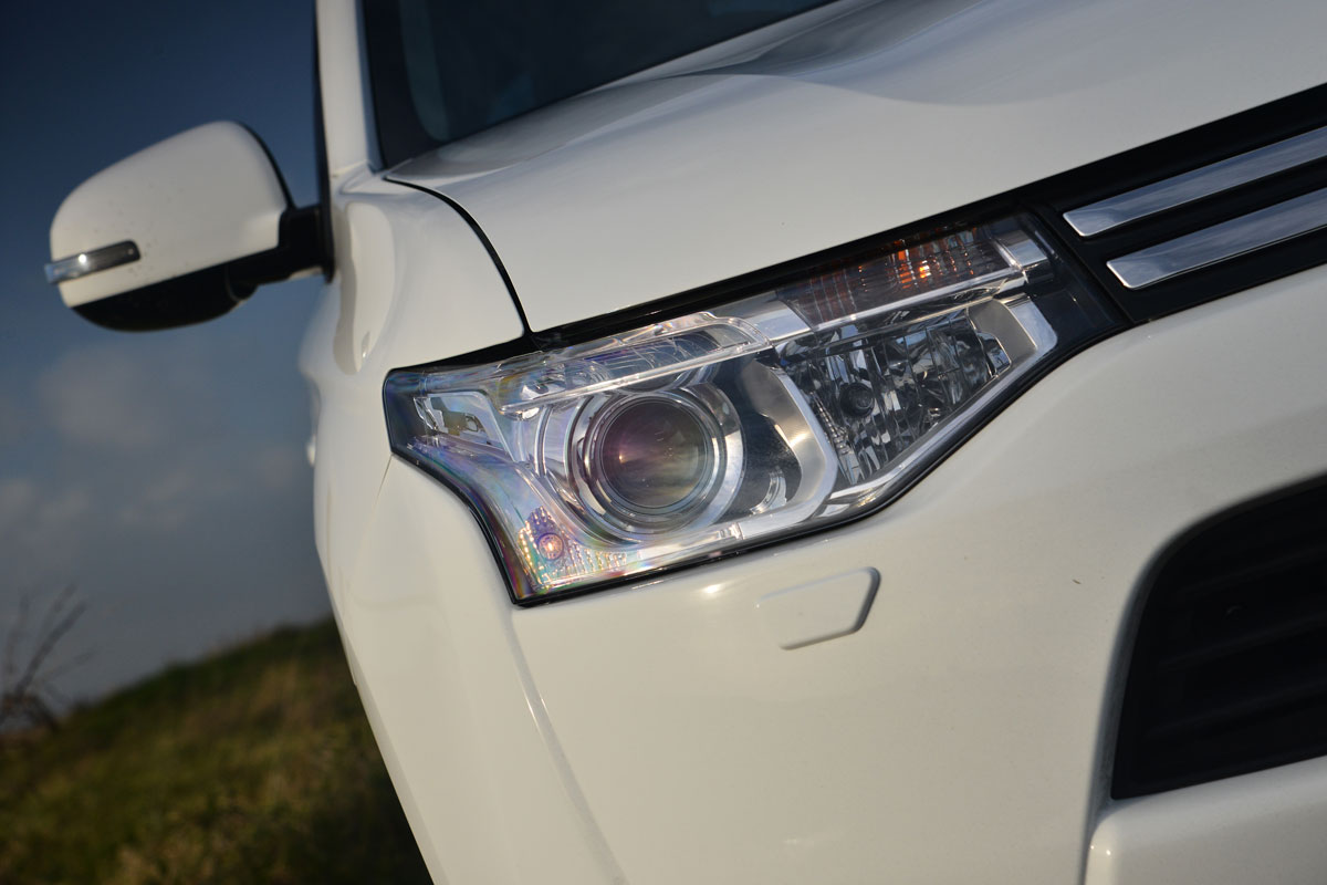 Mitsubishi Outlander headlight detail