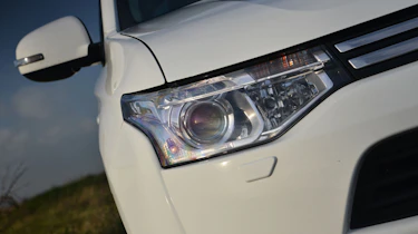 Mitsubishi Outlander headlight detail