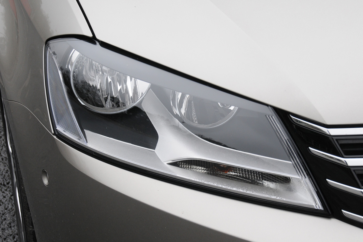 Volkswagen Passat 2.0 TDI Sport headlight