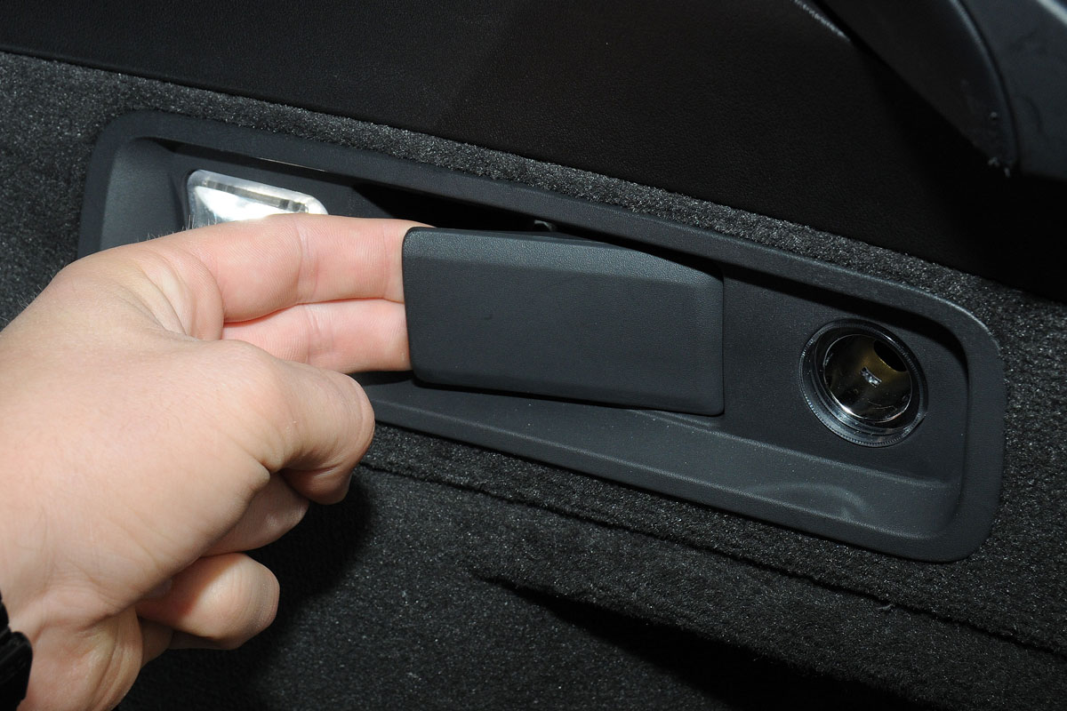 Jaguar XF Sportbrake rear-seat lever