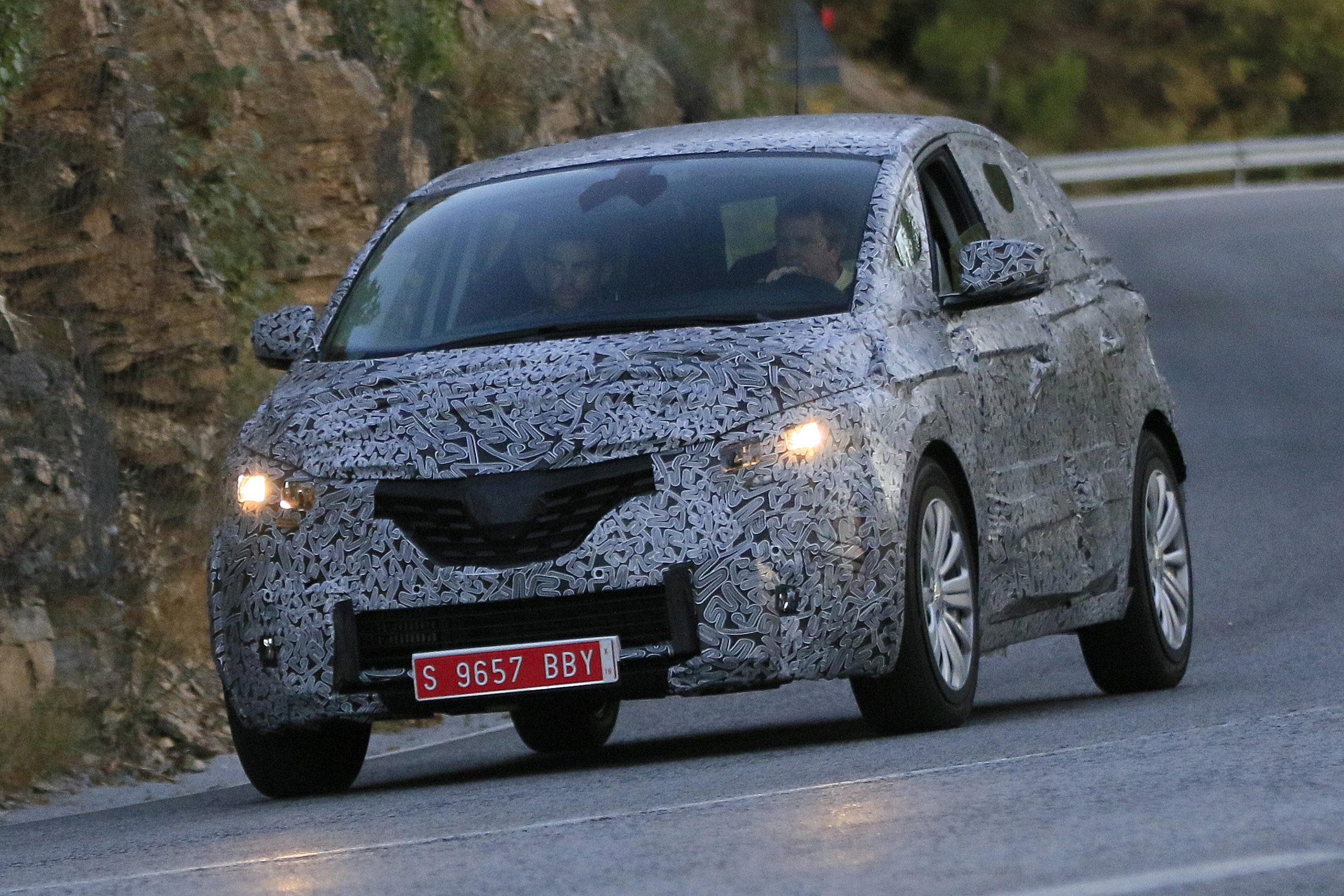 Renault Scenic spyshots front 
