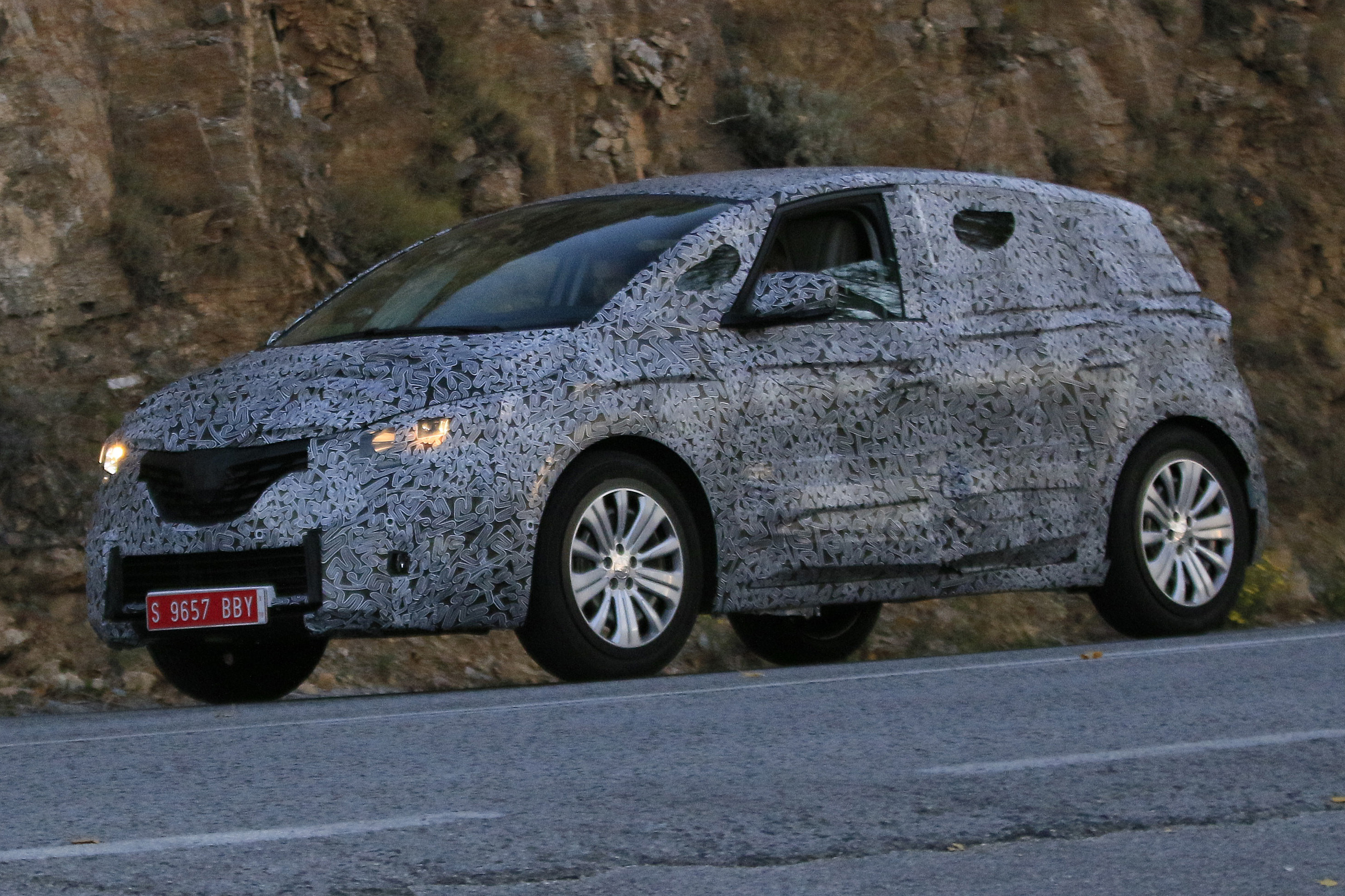 Renault Scenic spyshots side front